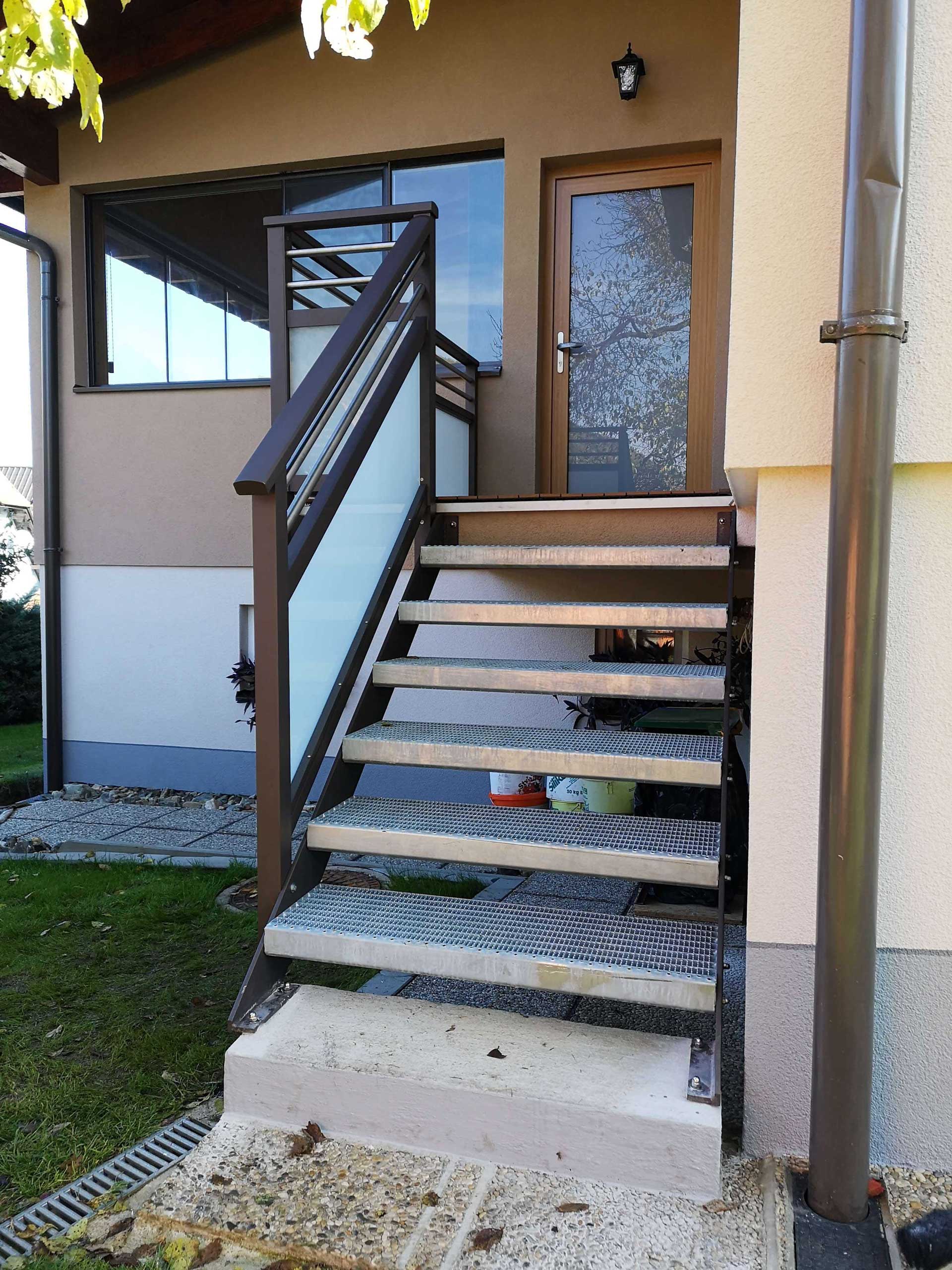 Grauer Alubalkon mit Glaseinsätzen