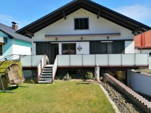 Brauner Alubalkon mit durchgehenden Glaseinsätzen