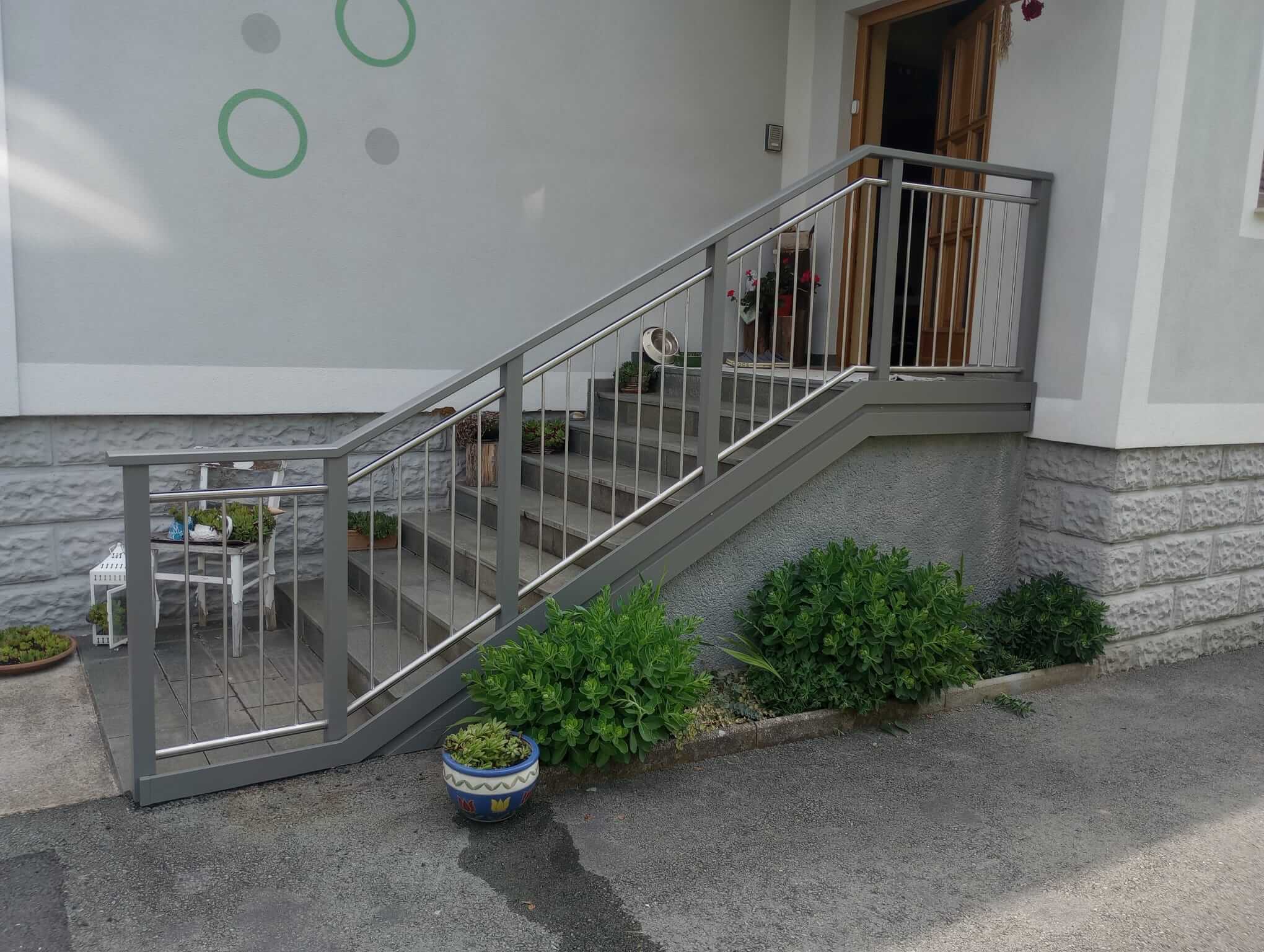 Grauer Aluzaun am Hauseingang