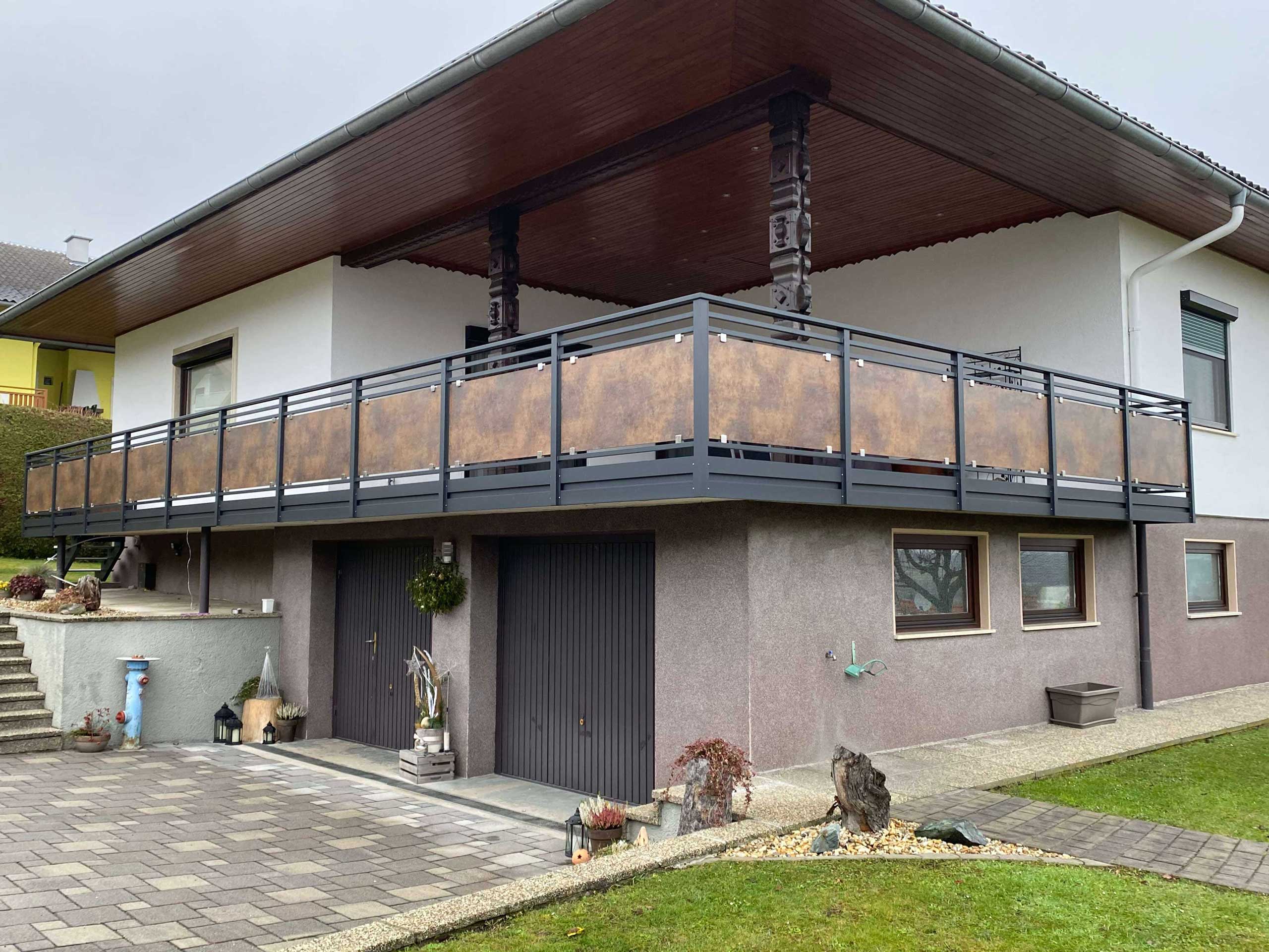 Grauer Alubalkon mit braunen Elementen