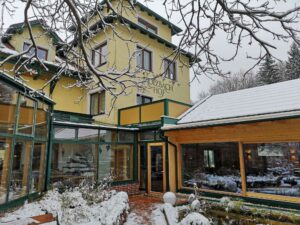 Grüner Alubalkon mit gelben Glaselementen am Molzbachhof