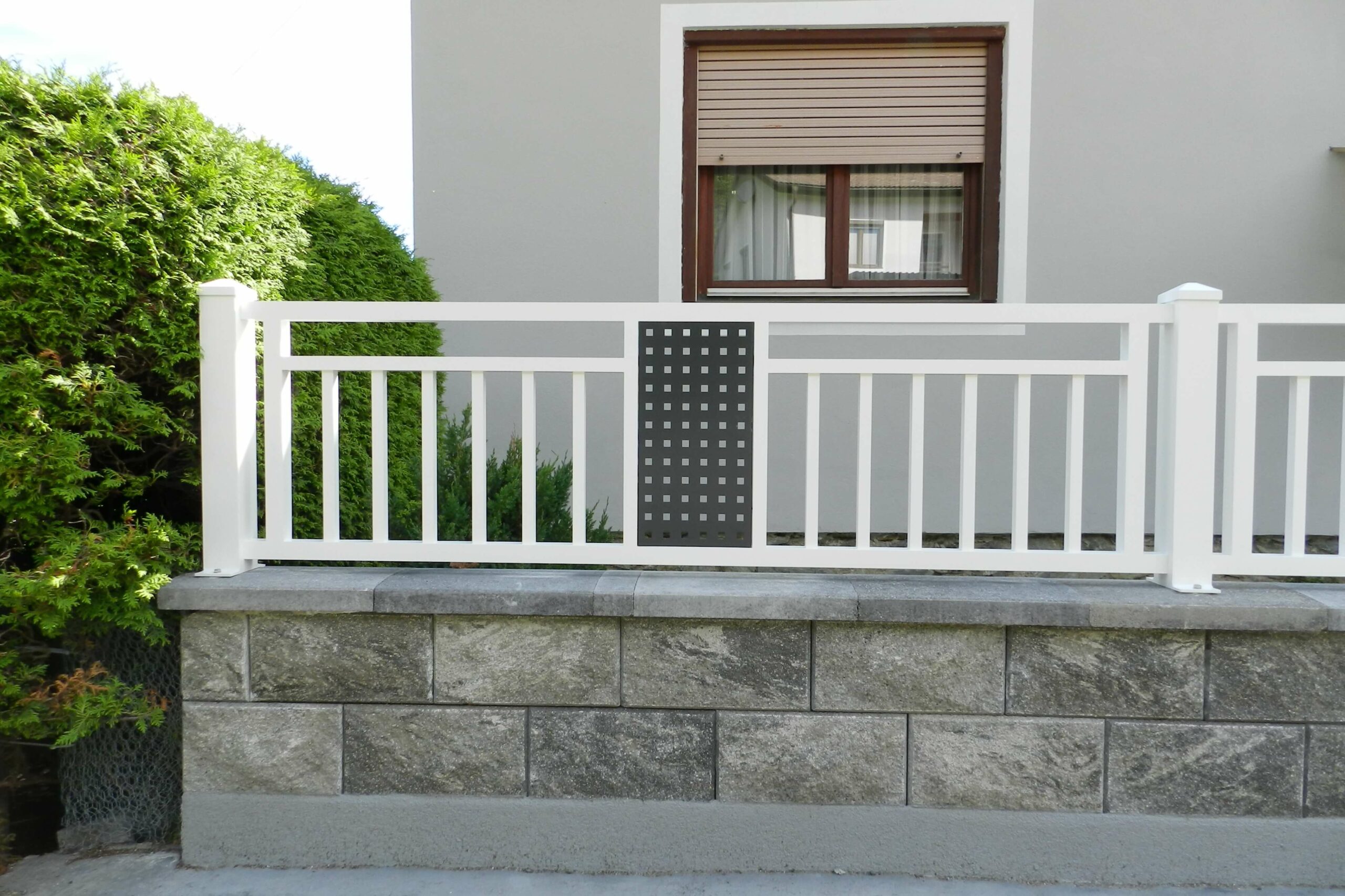 Weißer Aluzaun mit grauem Einsatz