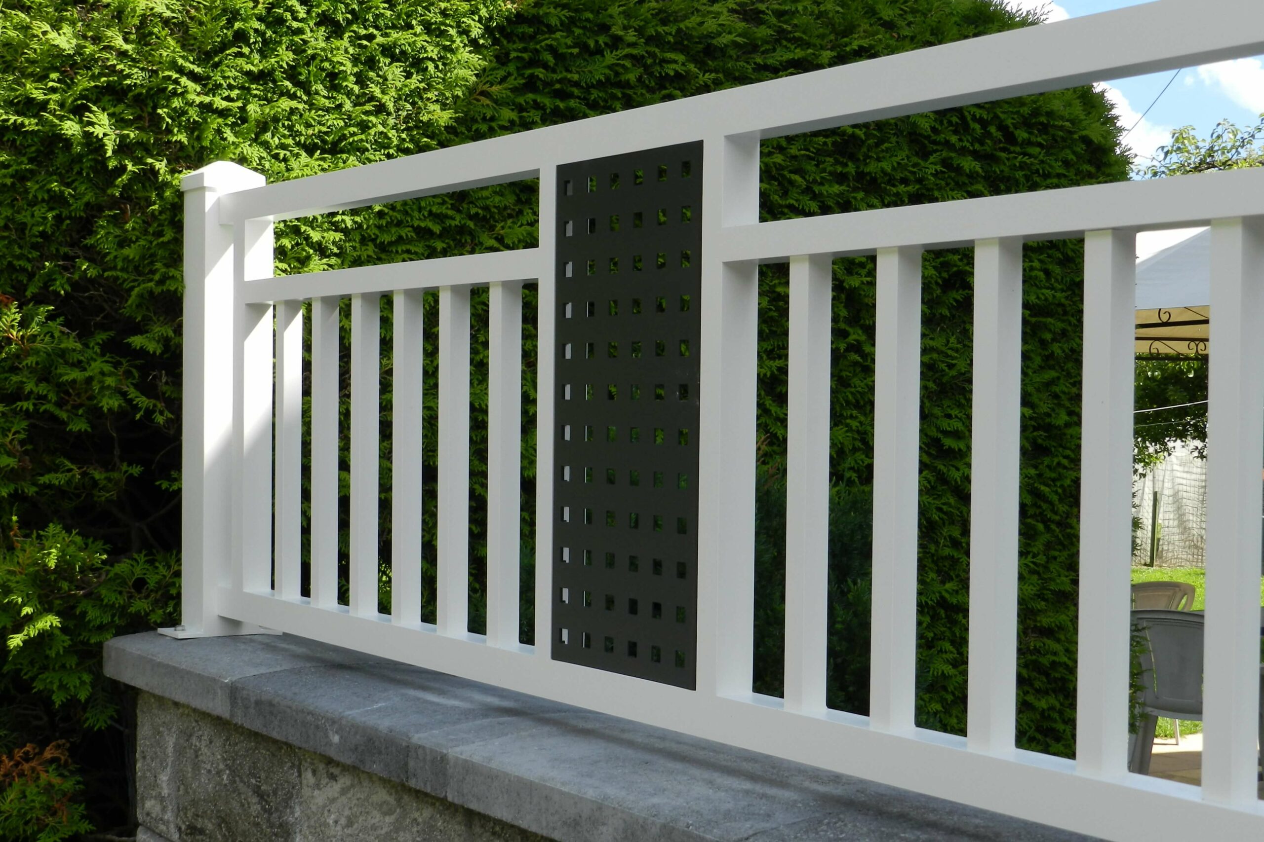 Weißer Aluzaun mit grauem Einsatz