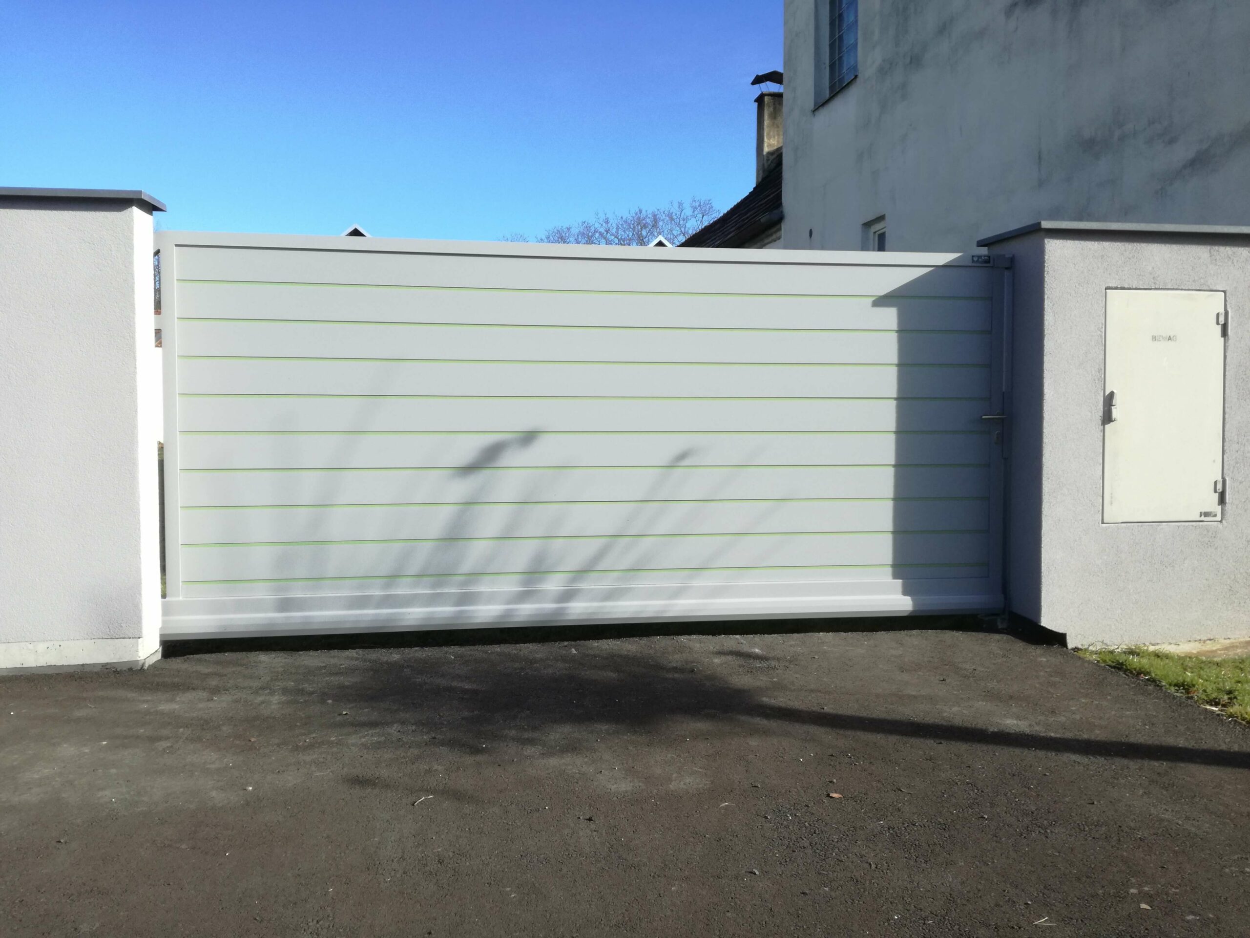 Weißes Alutor mit hellgrünen Elementen