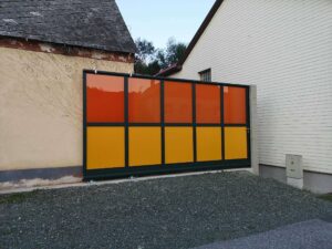 Graues Alutor mir orange und gelben Glaseinsätzen