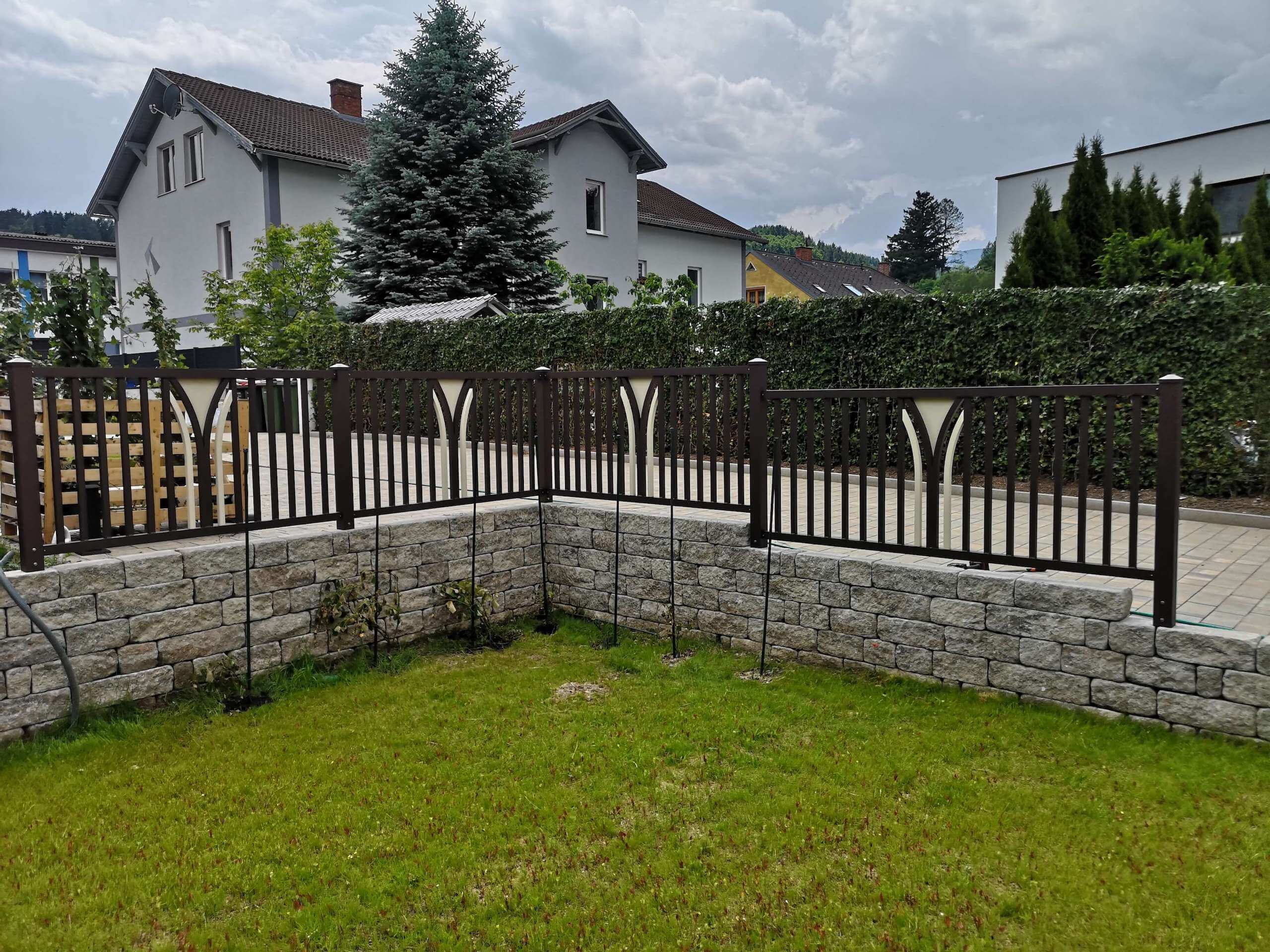 Brauner Aluzaun mit weißen Elementen