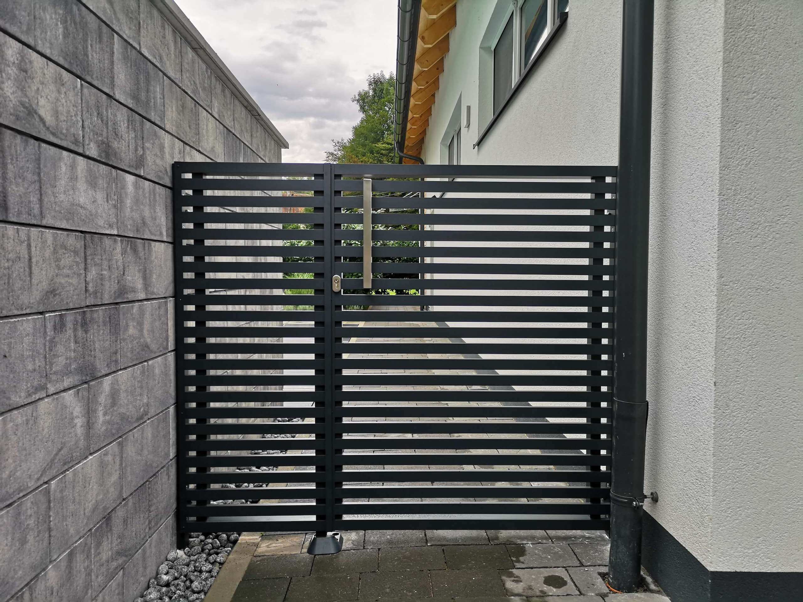 Graues Alutor neben der Hausmauer