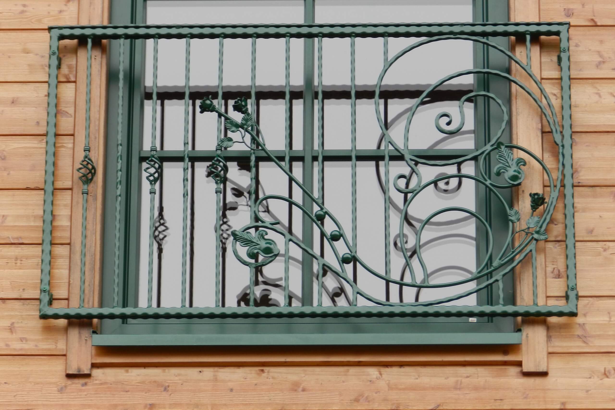 Grünes, verschnörkeltes Eisen-Geländer