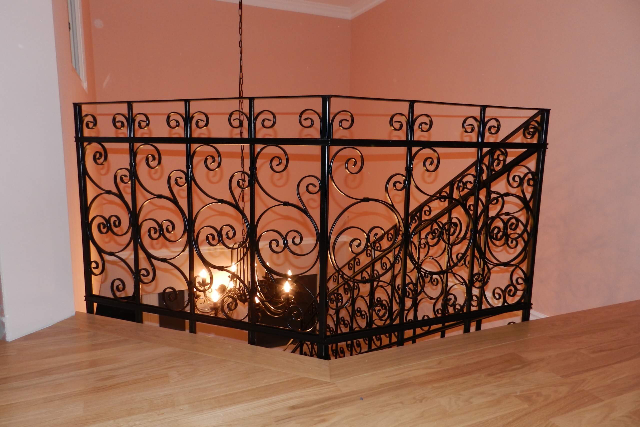 Schwarzes, verschnörkeltes Eisen-Stiegengeländer