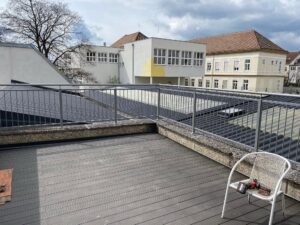 Schwarzes Eisengeländer auf dem Balkon