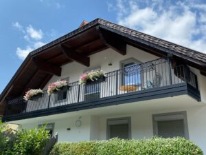 Schwarzes Eisengeländer auf dem Balkon