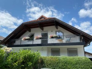 Schwarzes Eisengeländer auf dem Balkon