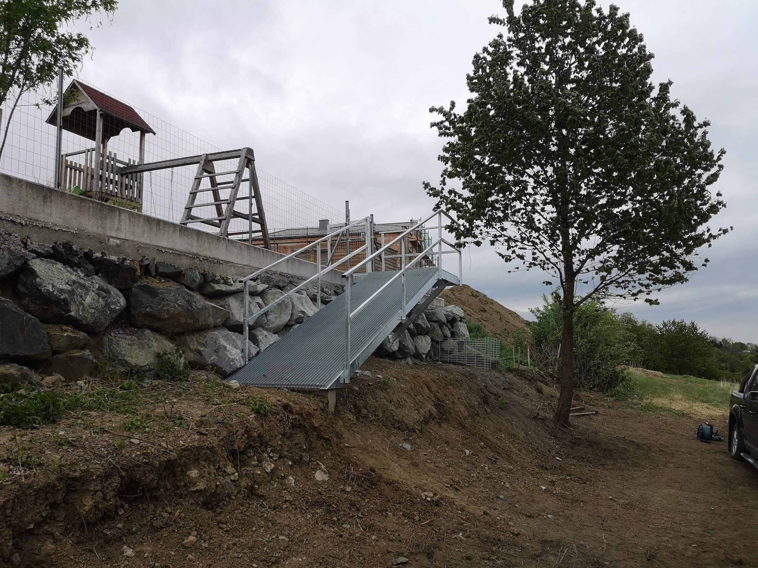 Silberne Rampe mit Eisengeländer