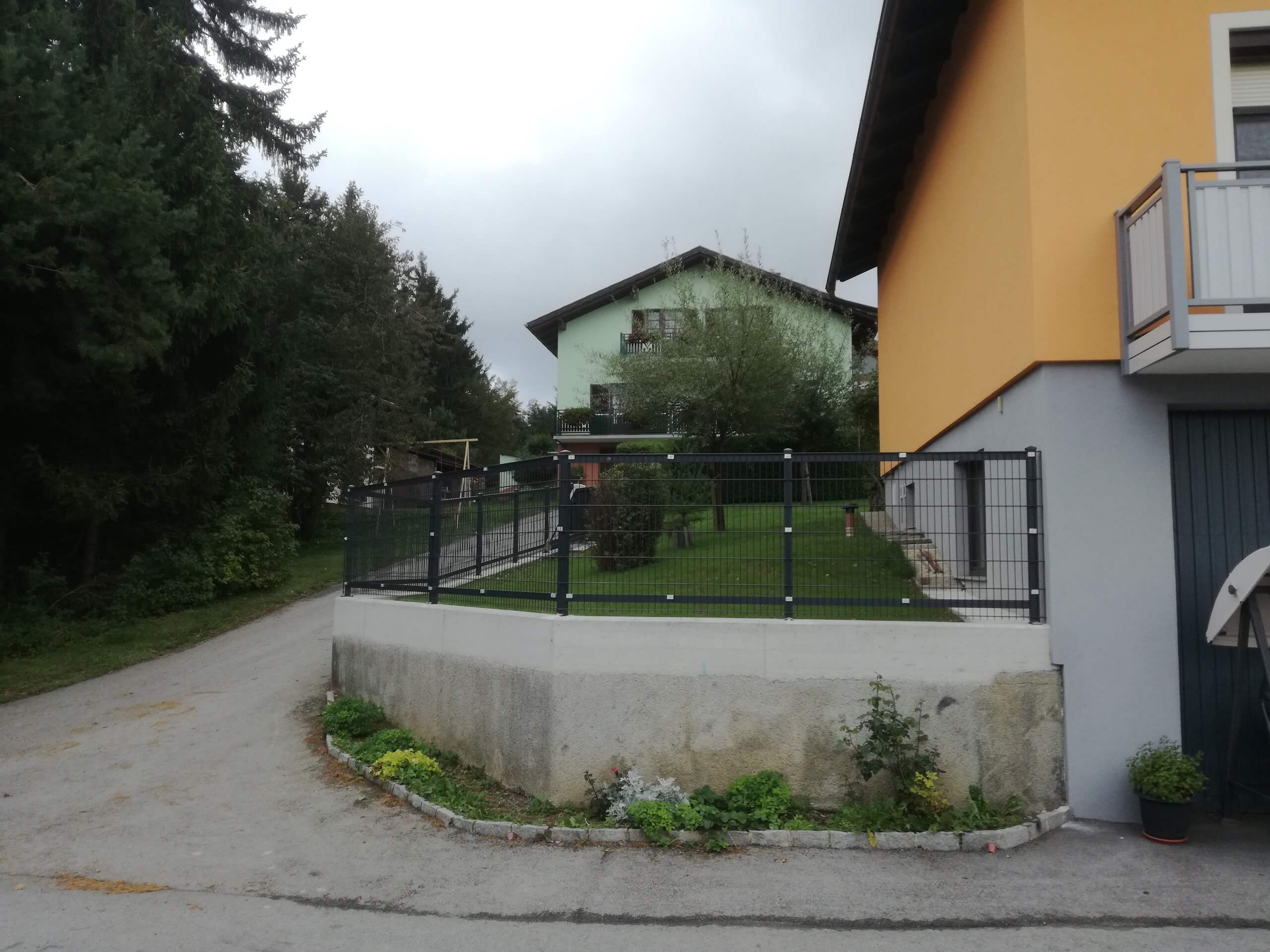 Schwarzer Eisenzaun um den Garten