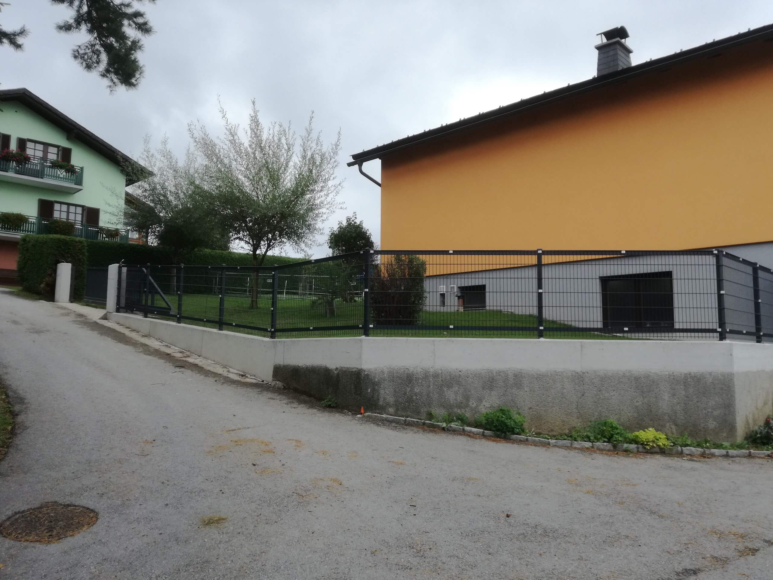 Schwarzer Eisenzaun um den Garten