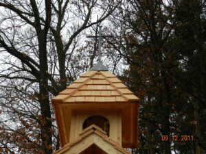 Kreuz auf dem Dach einer Kapelle
