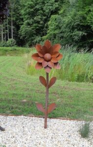 Kupferne Metallblume vor einer Wiese