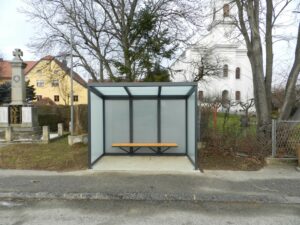 Graue Überdachung einer Bushaltestelle aus Metall