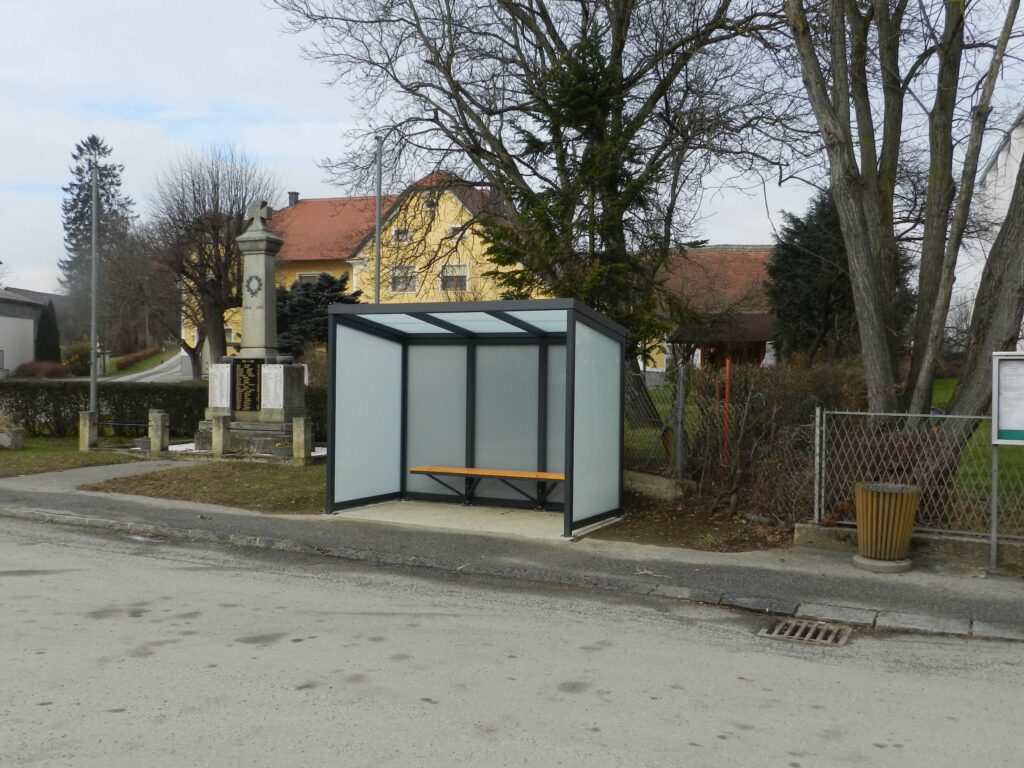 Graue Überdachung einer Bushaltestelle aus Metall