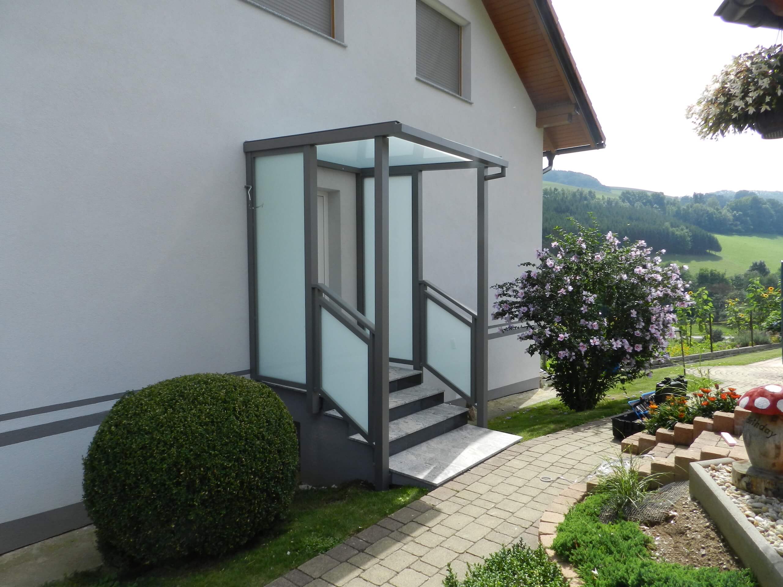 Graues Vordach aus Metall