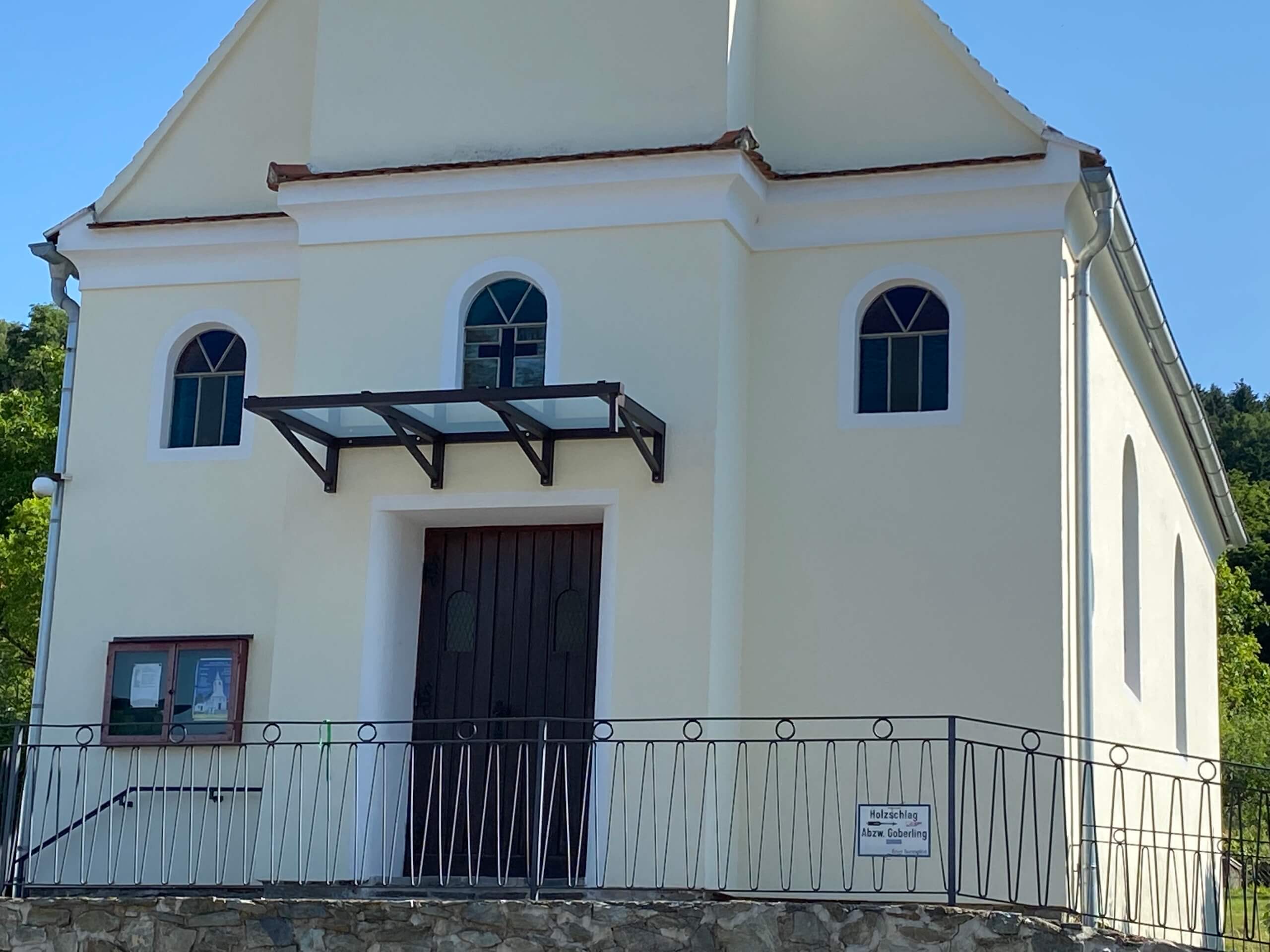 Graues Vordach aus Metall über dem Kircheneingang