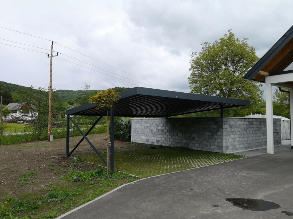 Graues Carport aus Metall