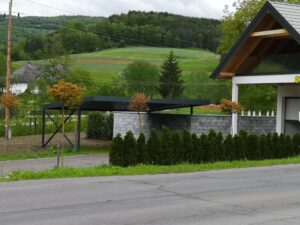 Graues Carport aus Metall